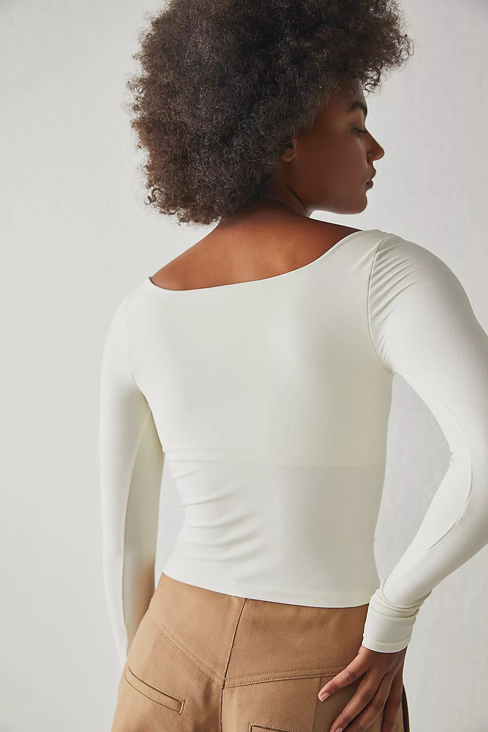 Haut Femme à Manches Longues – Col Carré Élégant