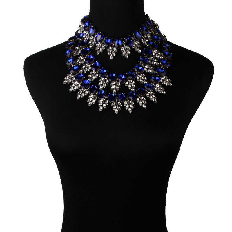 Collier Élégant à Franges et Motifs Feuilles