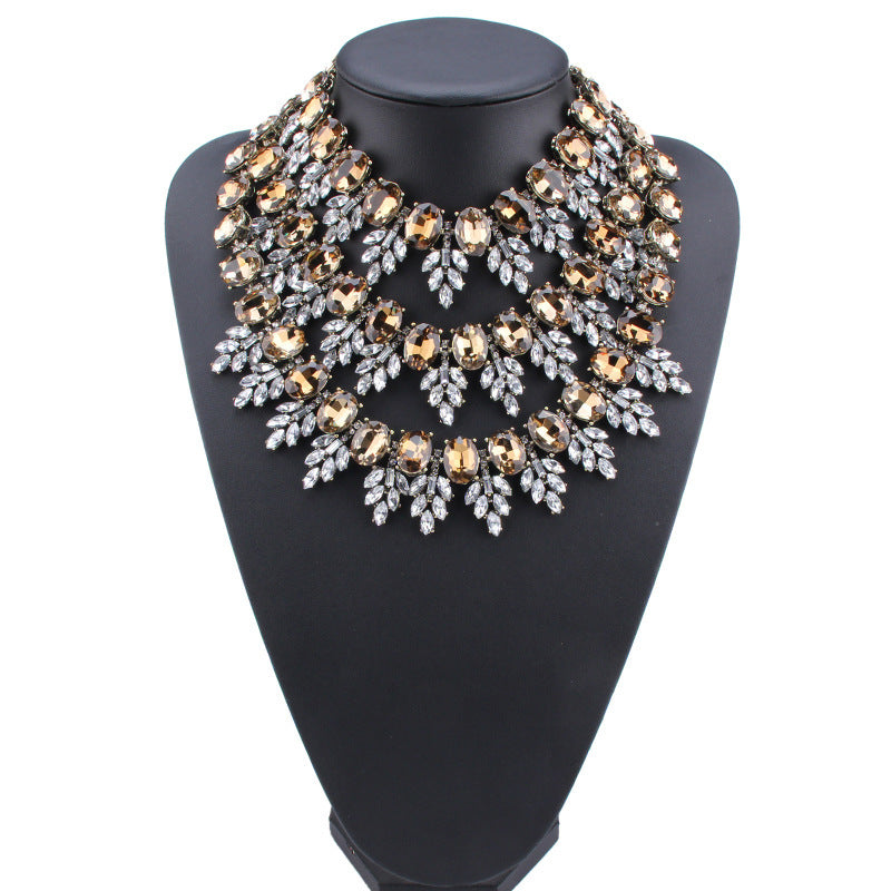 Collier Élégant à Franges et Motifs Feuilles