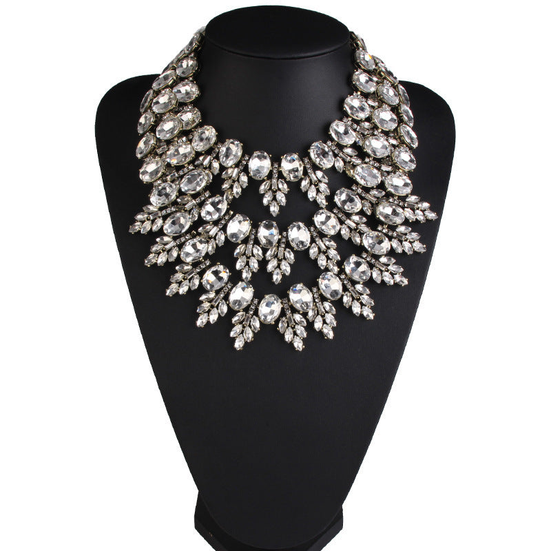 Collier Élégant à Franges et Motifs Feuilles