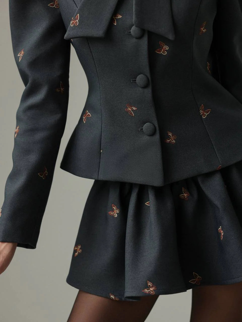 Ensemble brodé de papillons anthracite