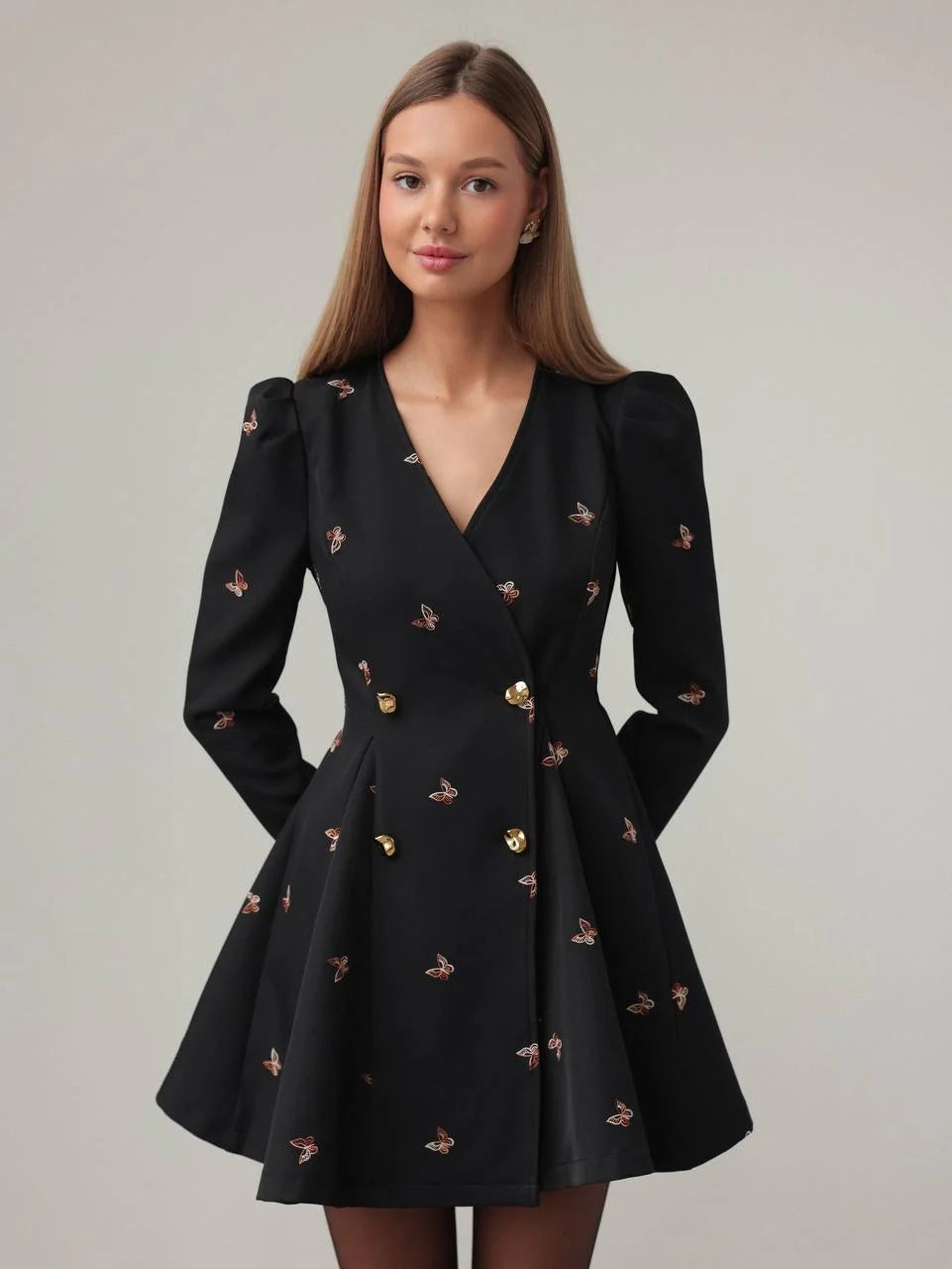 Mini-robe noire brodée de papillons