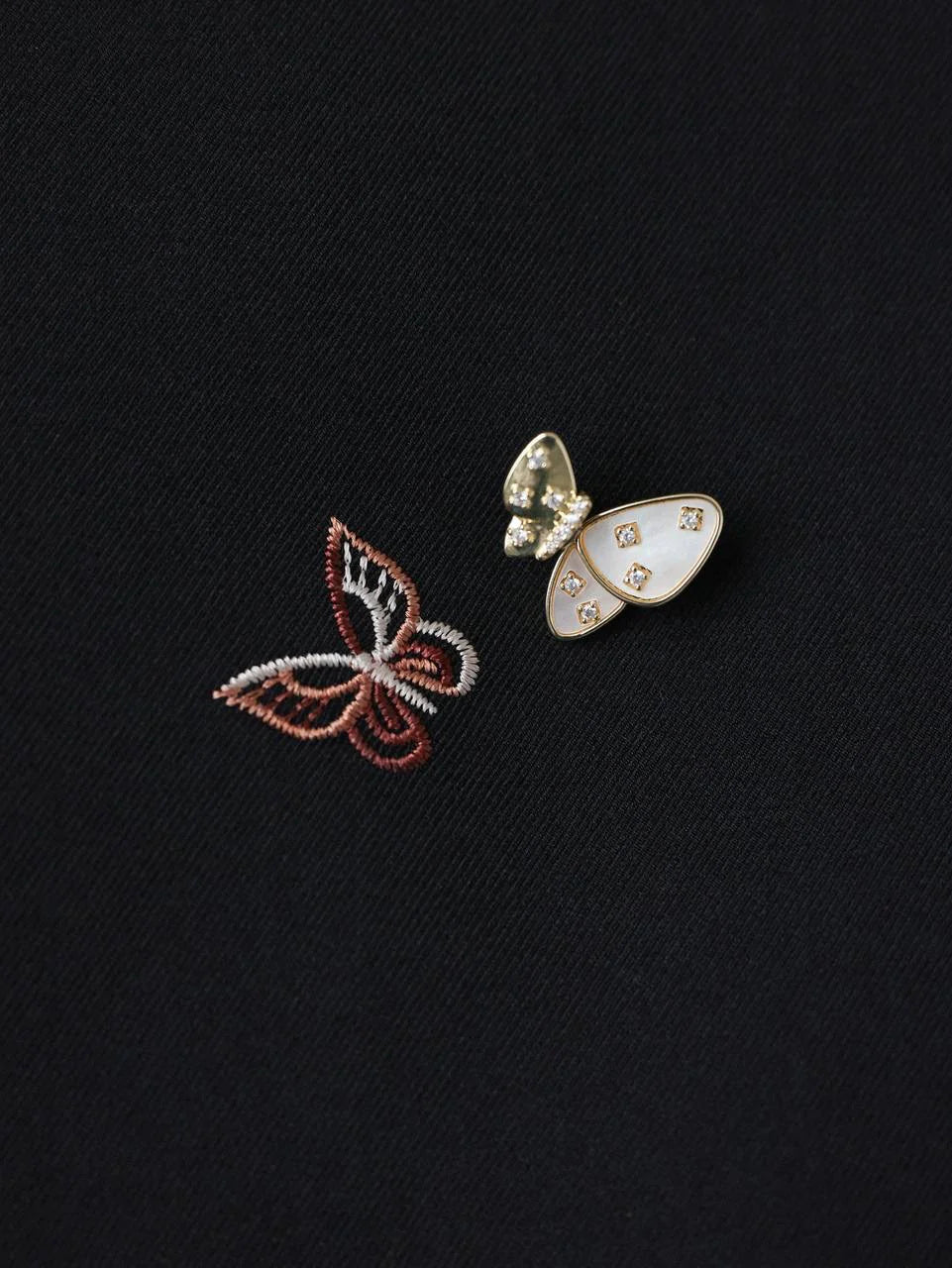 Mini-robe noire brodée de papillons