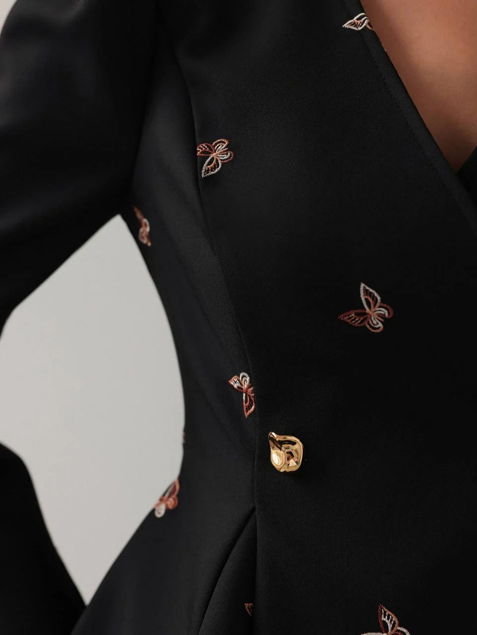 Mini-robe noire brodée de papillons