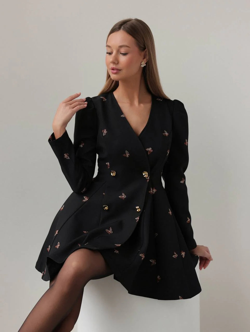 Mini-robe noire brodée de papillons