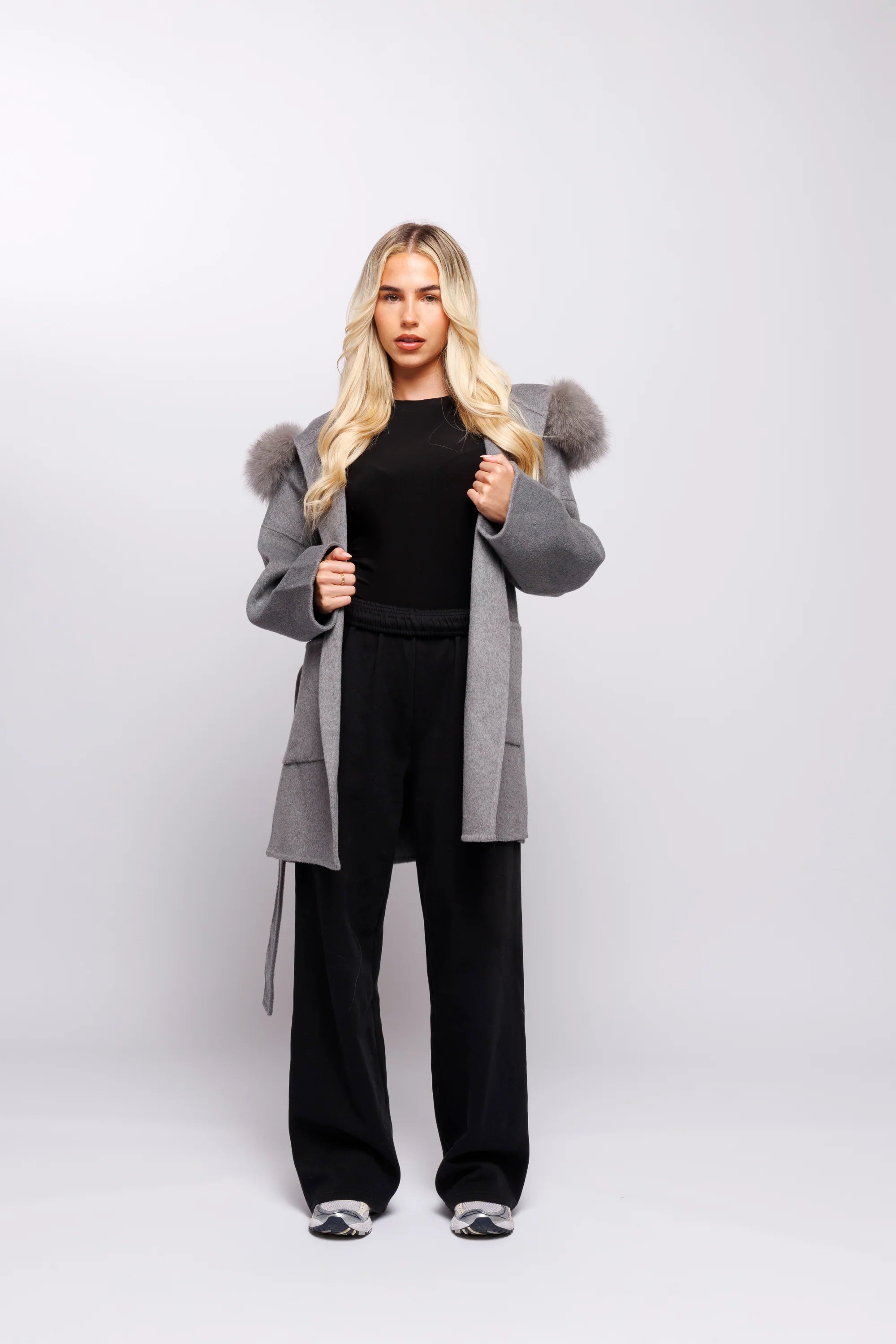 Manteau Luxueux en Laine avec Détails en Fourrure