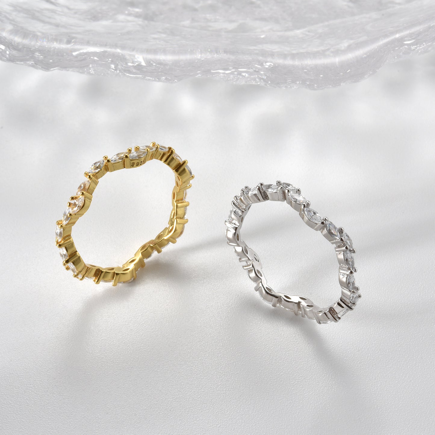 Élégante Bague Ondulée avec Diamants