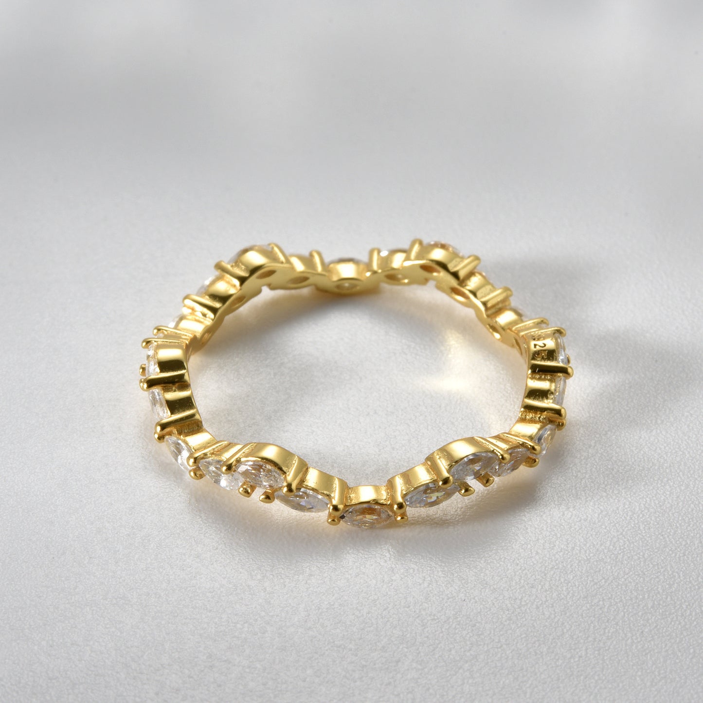 Élégante Bague Ondulée avec Diamants