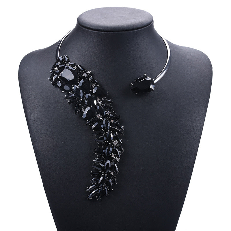 Collier Ras-de-Cou à Strass Multicolores – Éclat Ultime