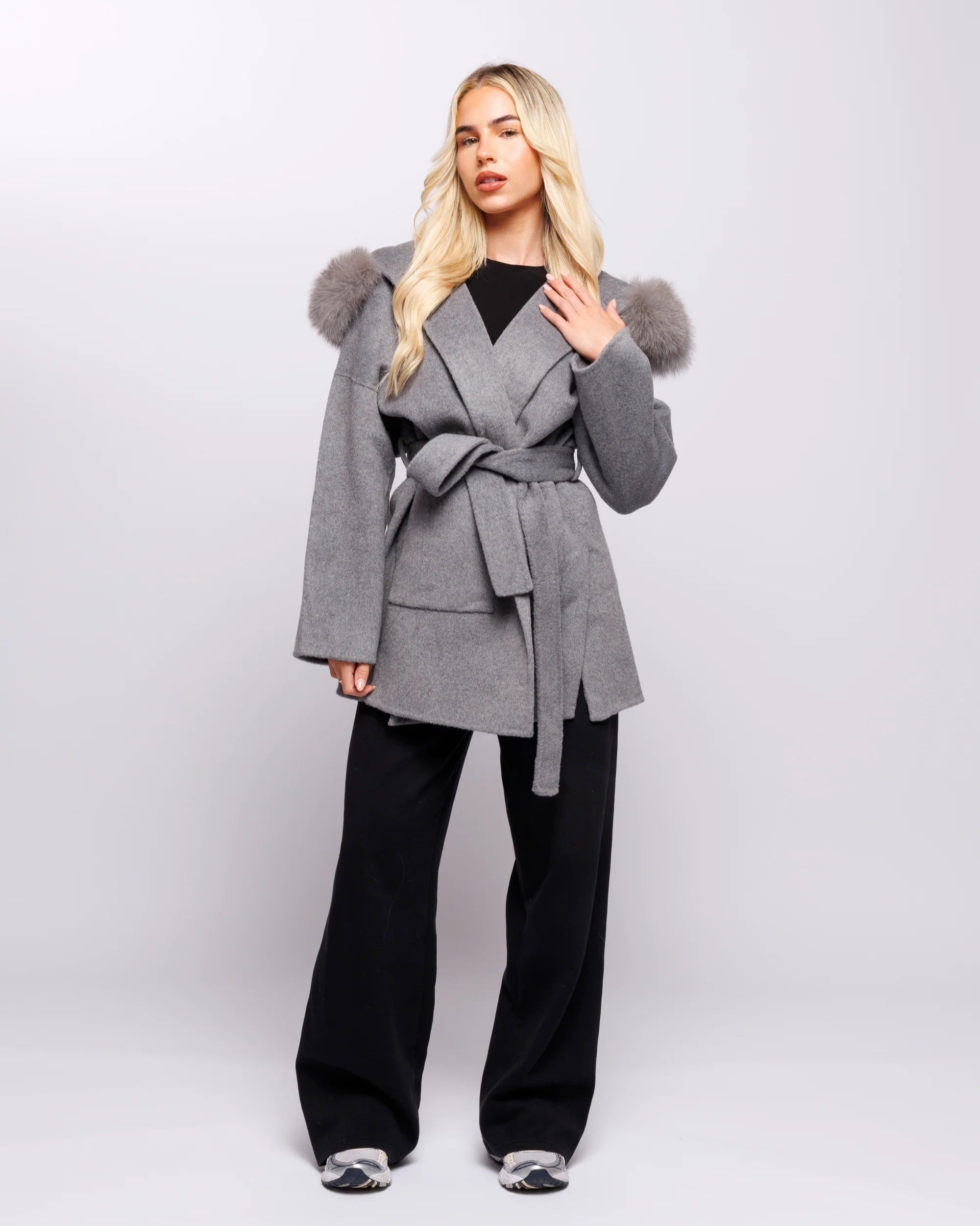 Manteau Luxueux en Laine avec Détails en Fourrure