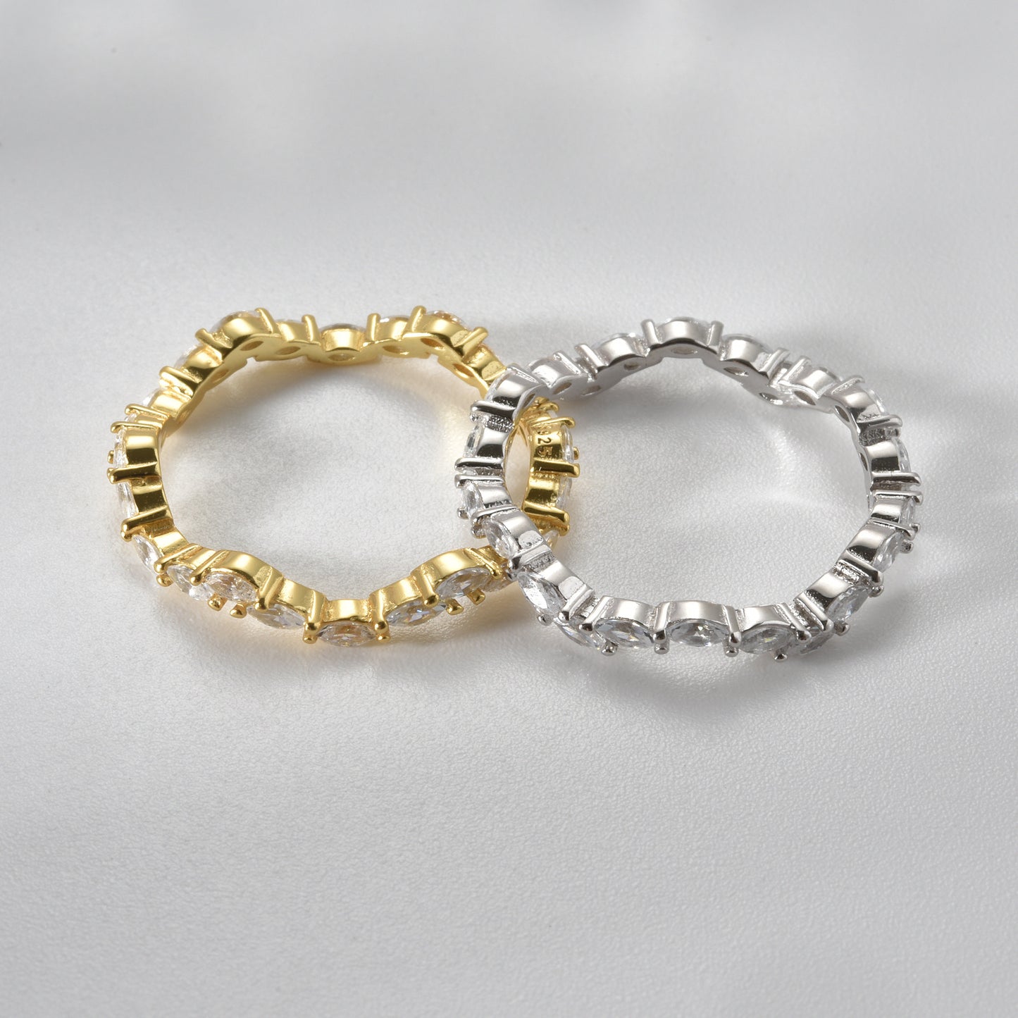 Élégante Bague Ondulée avec Diamants