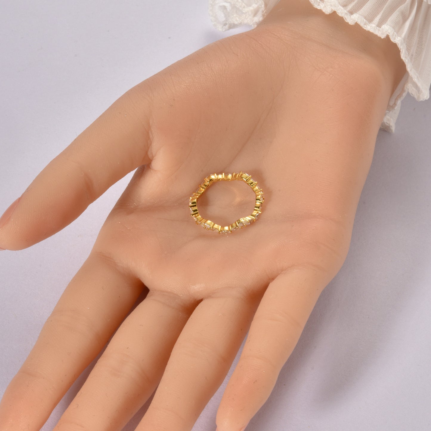 Élégante Bague Ondulée avec Diamants