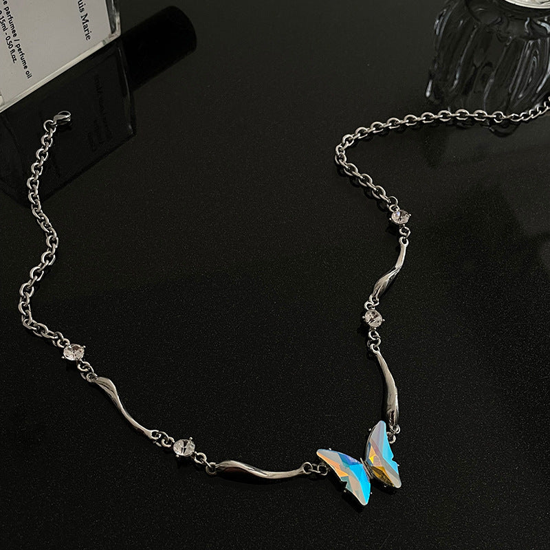 Collier Papillon Coloré à Chaîne Croisée