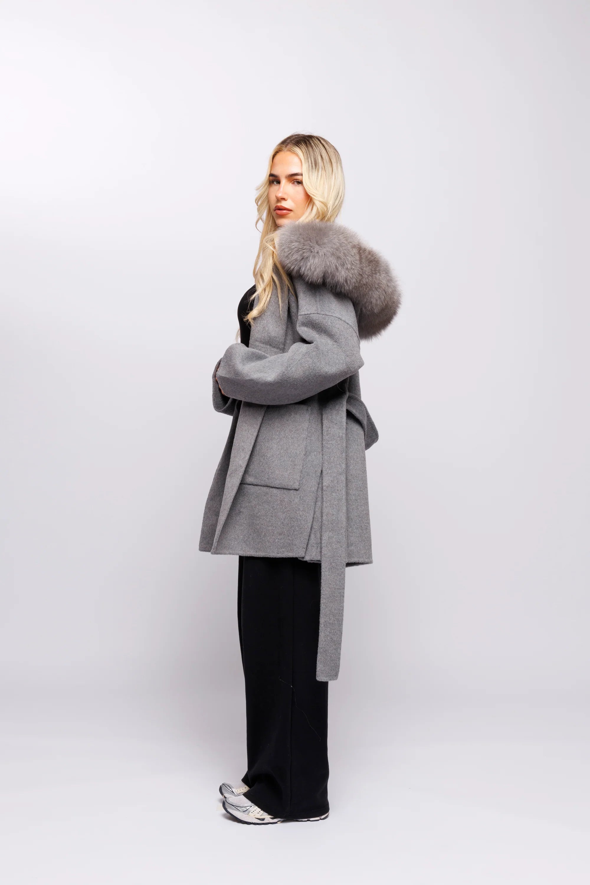 Manteau Luxueux en Laine avec Détails en Fourrure