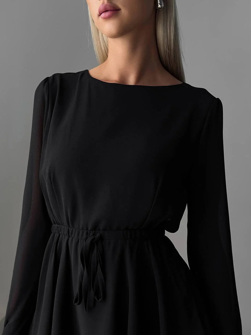 Robe Mini Noire Élégante