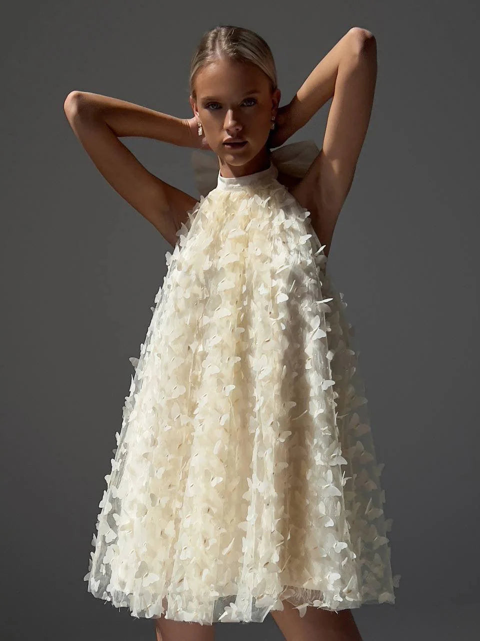 Robe à halter avec appliqué de papillon élégant