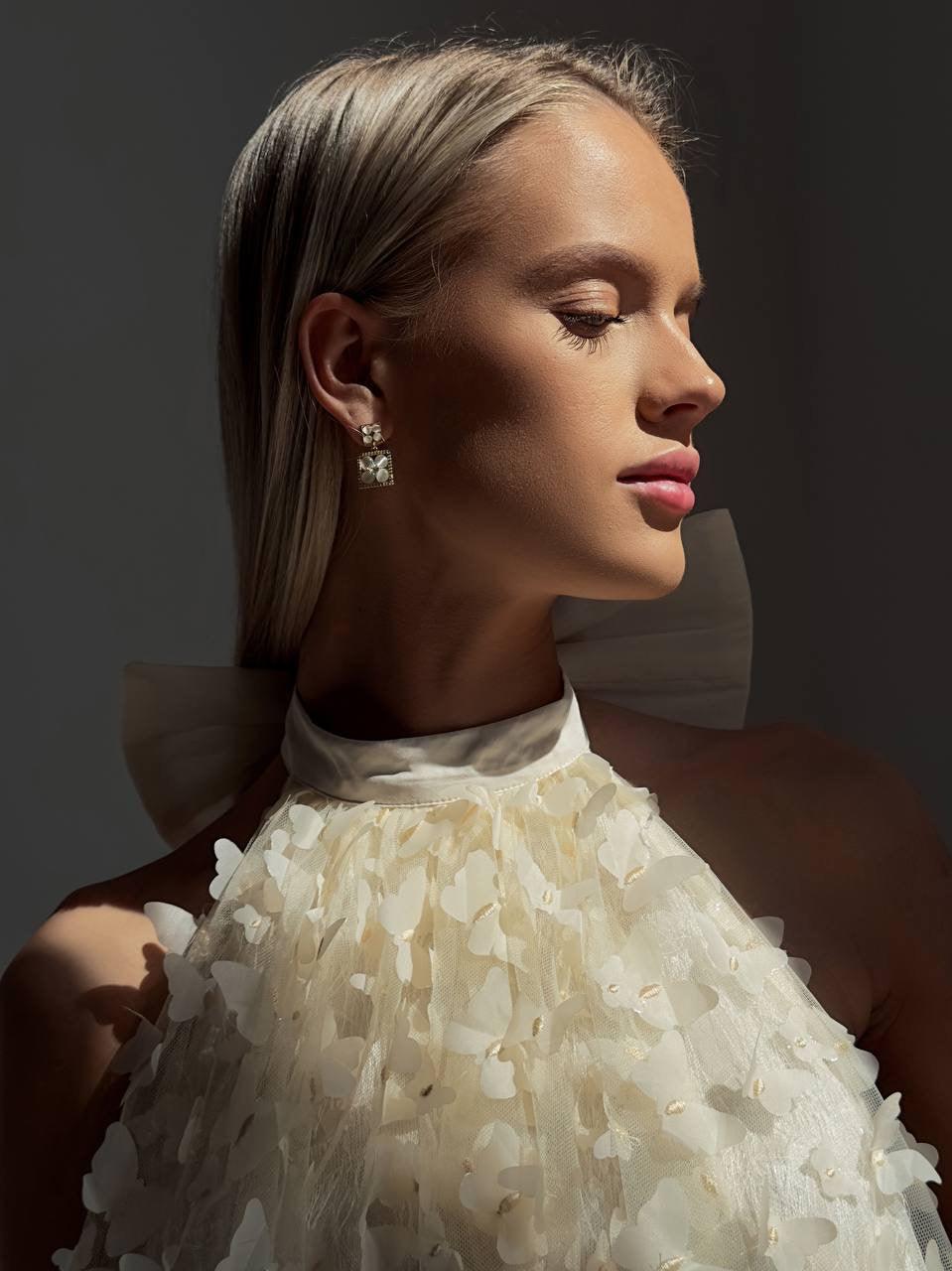 Robe à halter avec appliqué de papillon élégant