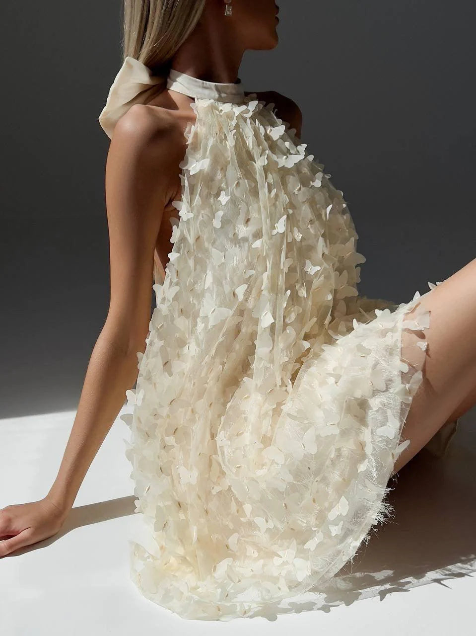 Robe à halter avec appliqué de papillon élégant