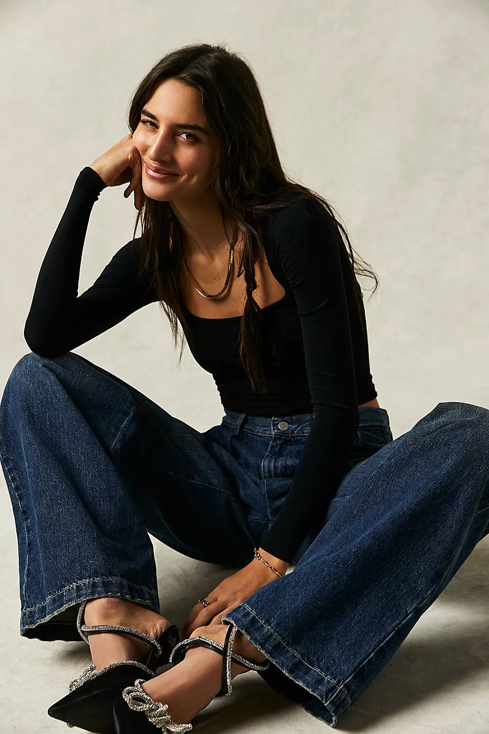 Haut Femme à Manches Longues – Col Carré Élégant