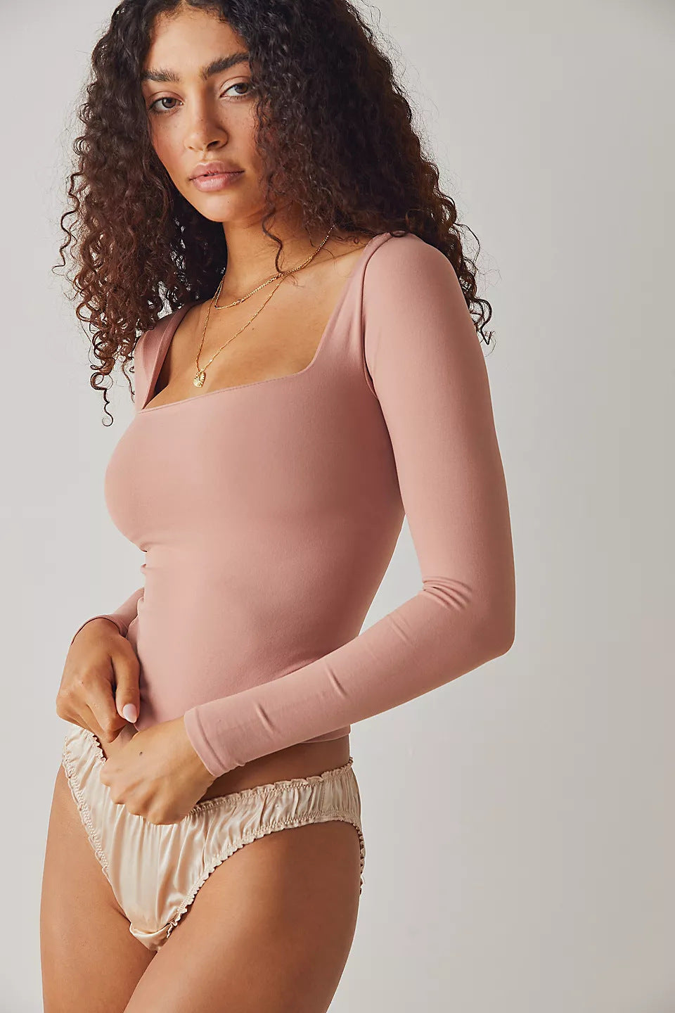 Haut Femme à Manches Longues – Col Carré Élégant