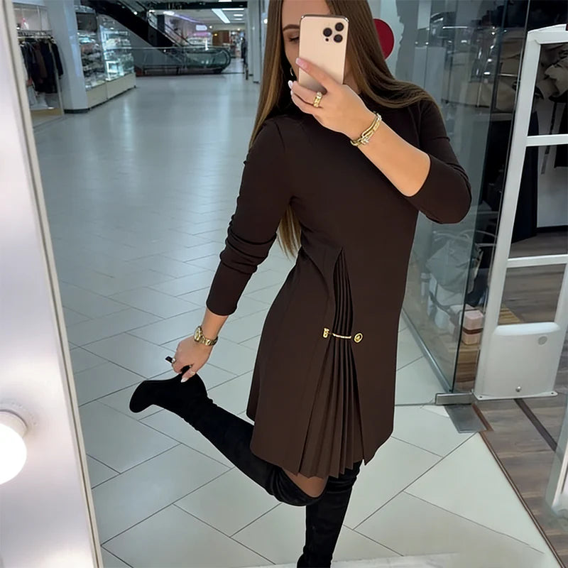 Robe Line Plissée à Chaîne Dorée